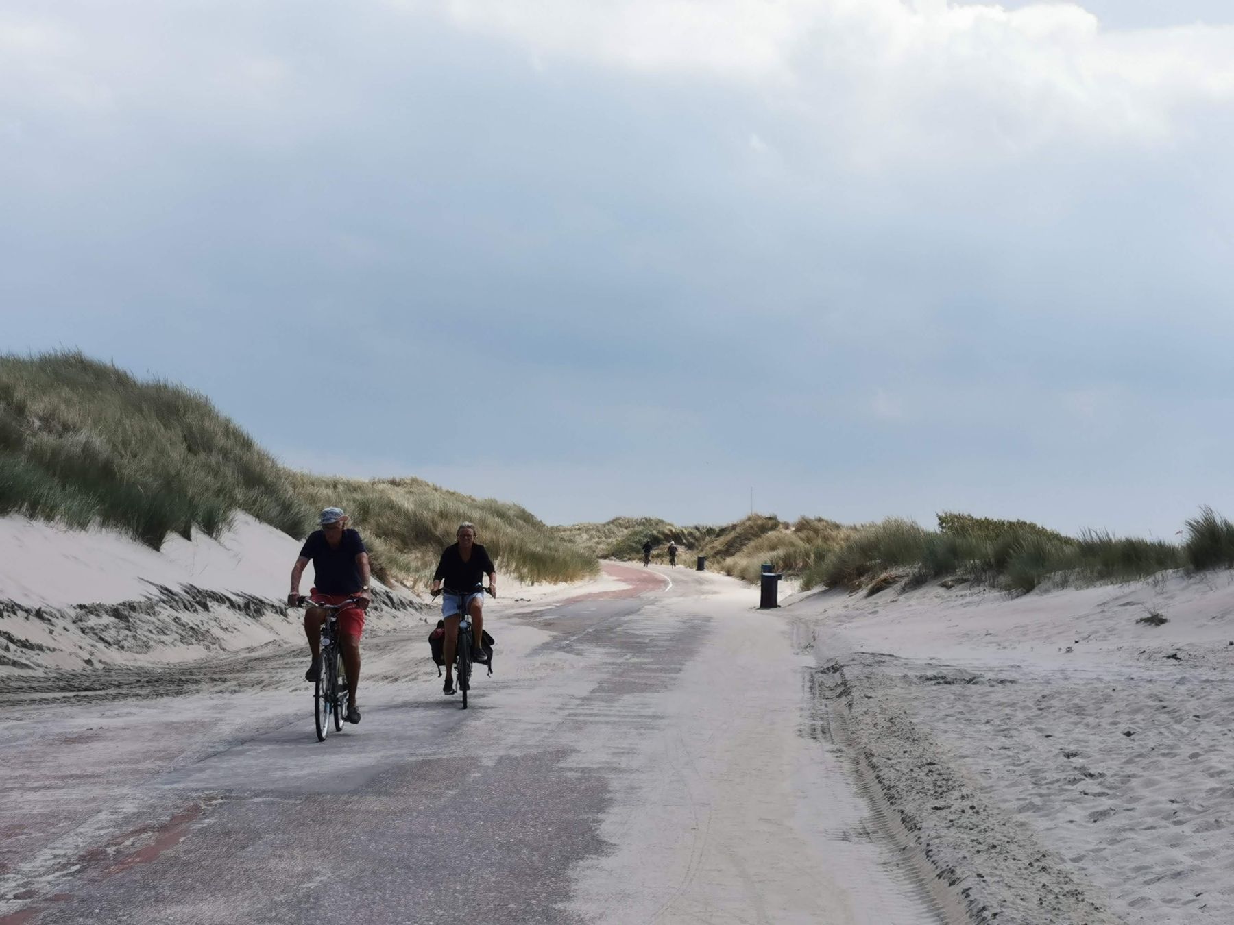 Fietsers tussen de duinen van Schouwen-Duiveland